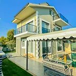 Goel Villalari Villa *
