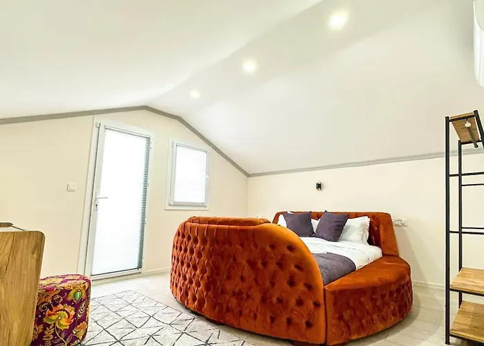 Goel Villalari Willa *